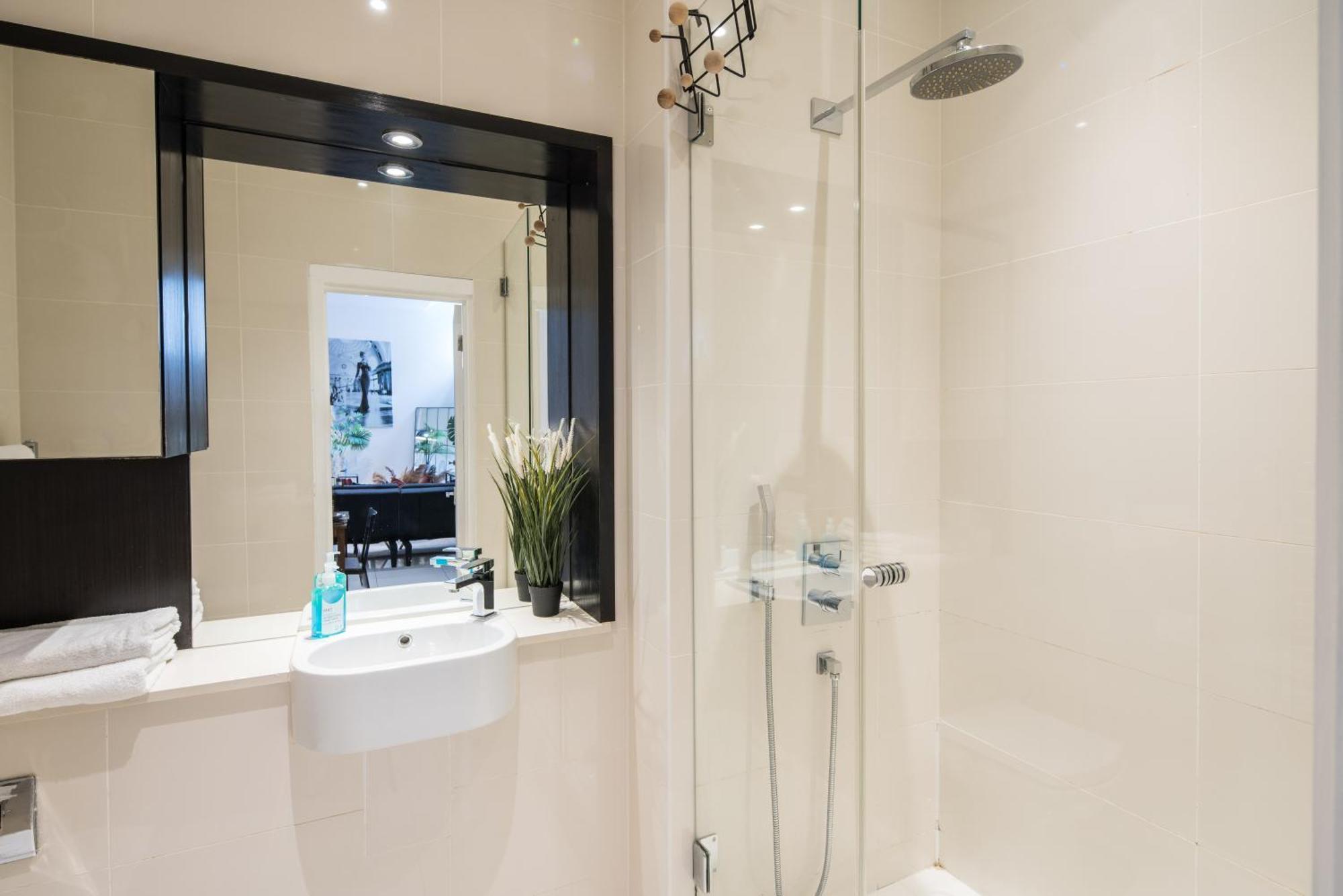 Al Central-Soho-Chinatown-Coventgarden-Cozy-Onebed Appartement Londen Buitenkant foto